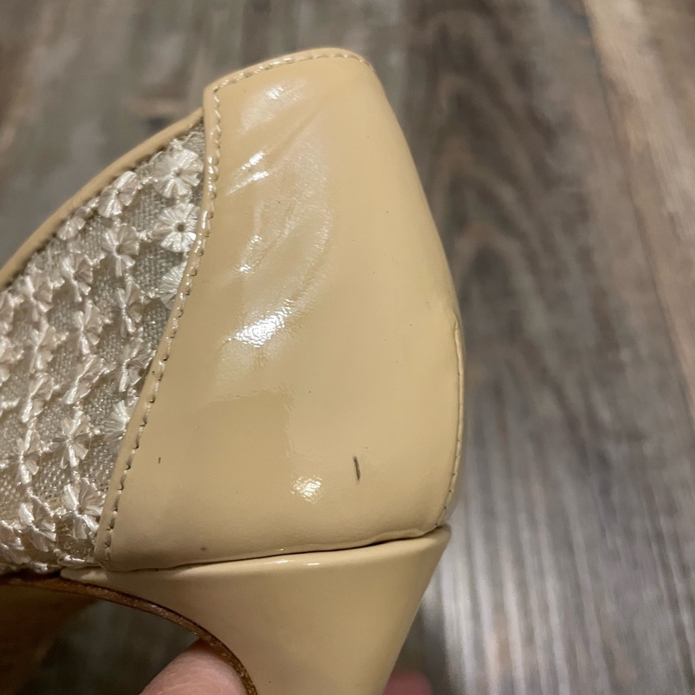Donald J. Pliner Cream and Tan Lace Stiletto Pumps, Size 6.5M - Picture 13 of 14